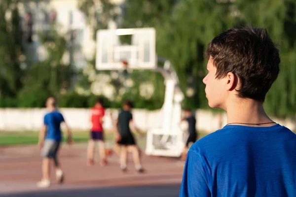 Ein Teenager Steht Stadion Und Schaut Basketball — Stockfoto