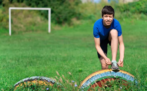 Delikanlı Dışarıda Spor Yapıyor Bahçede Spor Yapıyor Bağcıklarını Bağlıyor Isınıyor — Stok fotoğraf