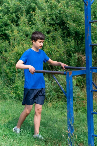 Jugendlicher Turnt Freien Sportplatz Auf Dem Hof Liegestütze Barren Gesunder — Stockfoto