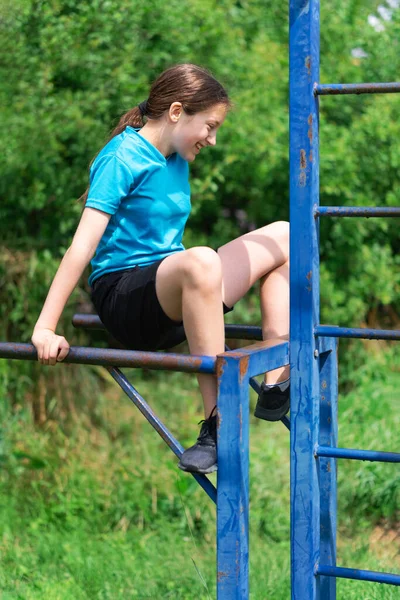 Adolescente Exercitando Livre Campo Esportes Quintal Ela Faz Flexões Nos — Fotografia de Stock