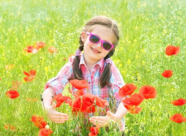 Girl on red flower poppy meadow — Stock Photo, Image