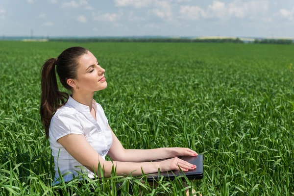 Woman with notebook in the green field — Stock Photo, Image