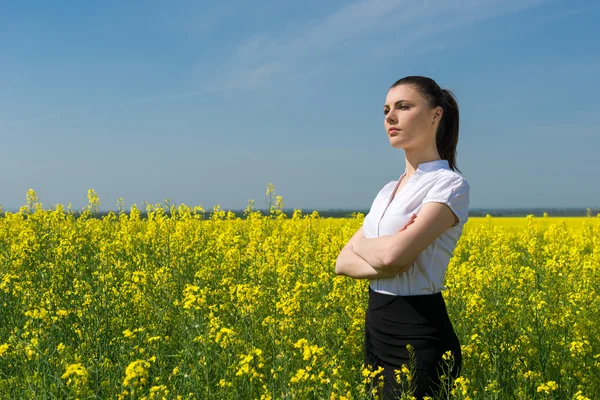 Mulher no campo de flores amarelas — Fotografia de Stock