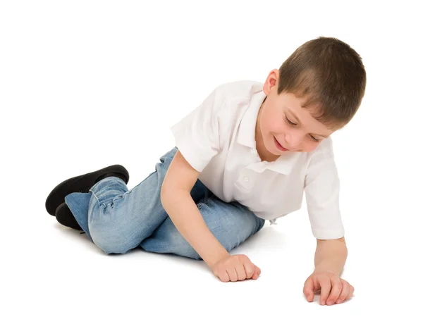 Menino sentado e brincando — Fotografia de Stock