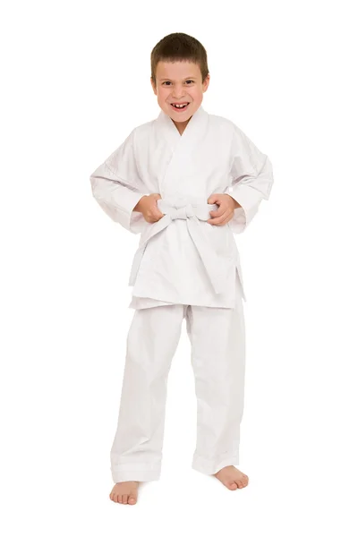 Мальчик в белом кимоно позирует — стоковое фото