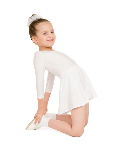 Маленькая девочка танцует в белом бальном платье — стоковое фото
