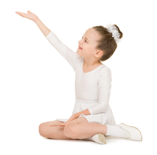 Kleines Mädchen tanzt im weißen Ballkleid — Stockfoto