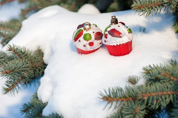 Pasteles de juguete de Navidad en el árbol de invierno con nieve —  Fotos de Stock