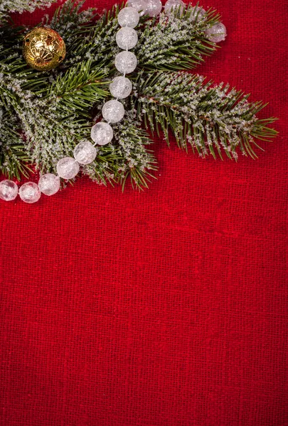 Decoración del árbol de Navidad en cilicio rojo — Foto de Stock