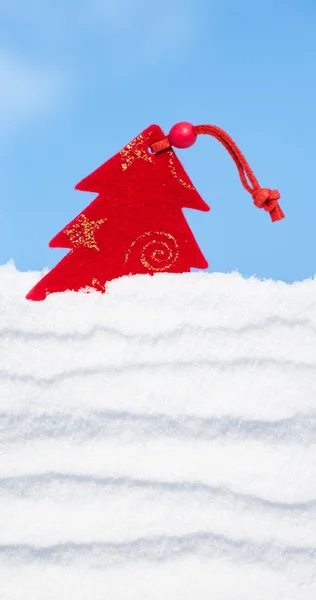 Juguete árbol de navidad en la nieve en el fondo del cielo — Foto de Stock