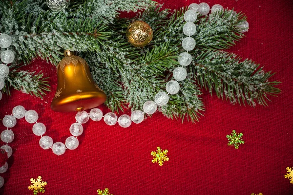 Kerstmis achtergrond met decoraties en speelgoed — Stockfoto