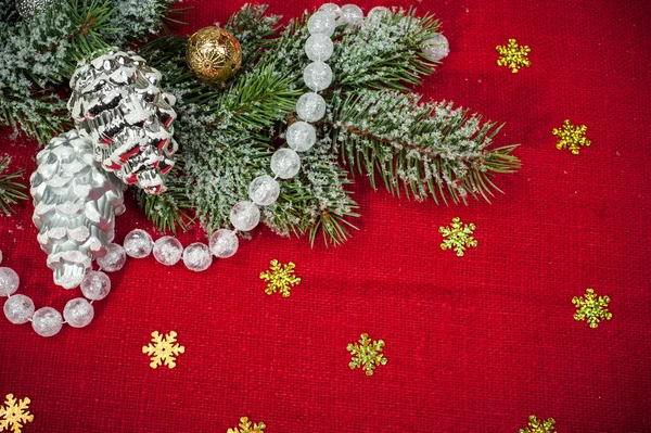 Kerstmis achtergrond met decoraties en speelgoed — Stockfoto