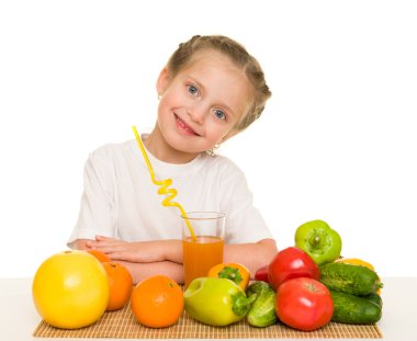 meyve ve sebze ile küçük kız