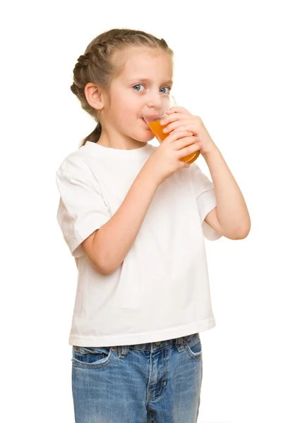 Маленькая девочка со стаканом сока — стоковое фото