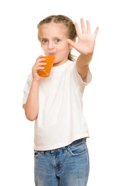 Kleines Mädchen mit einem Glas Saft — Stockfoto