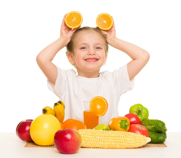 Menina com frutas e legumes — Fotografia de Stock