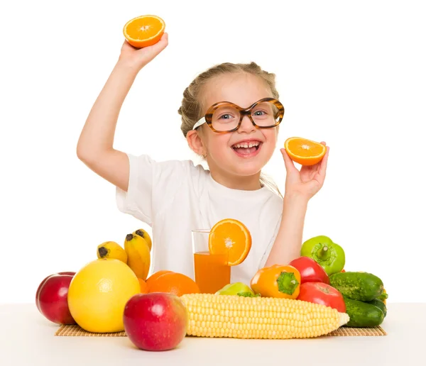 Kleines Mädchen mit Obst und Gemüse — Stockfoto