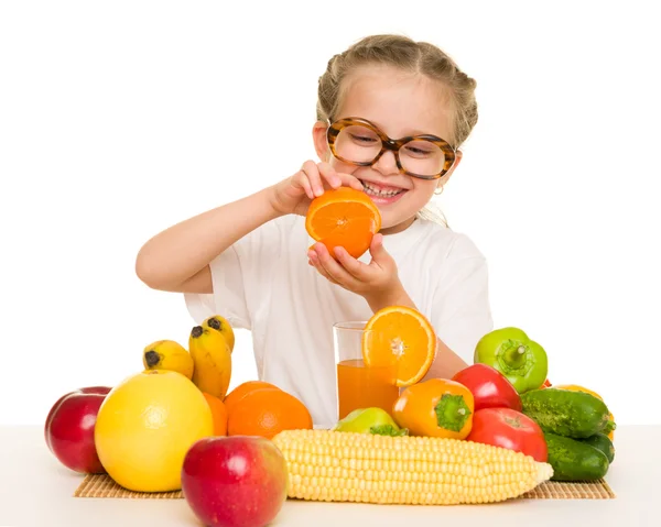 Κοριτσάκι με φρούτα και λαχανικά — Φωτογραφία Αρχείου