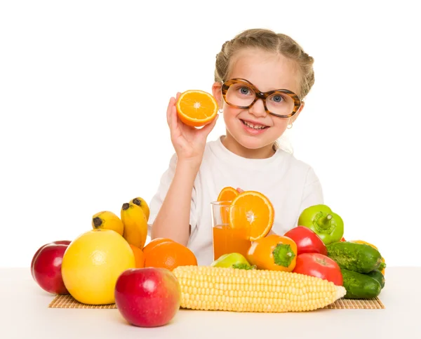 Kleines Mädchen mit Obst und Gemüse — Stockfoto