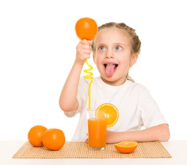 küçük kız ile portakal suyu bir saman ile iç