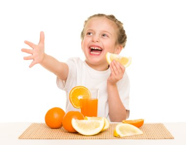 portakal İçecek suyu ile küçük kız