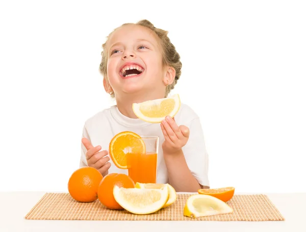 Menina com laranjas beber suco — Fotografia de Stock