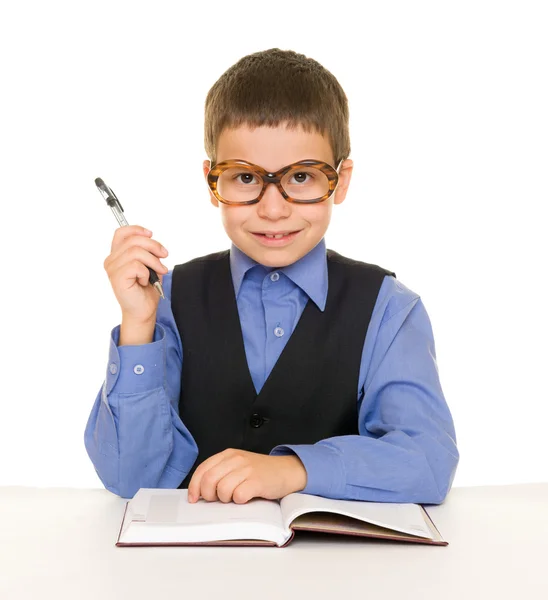 Мальчик в деловом костюме с дневником — стоковое фото