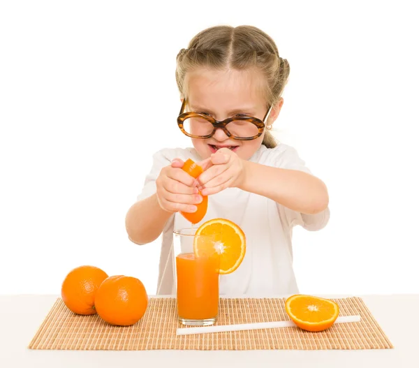 Little girl with fruits and vegetables make juice — Stock Photo, Image