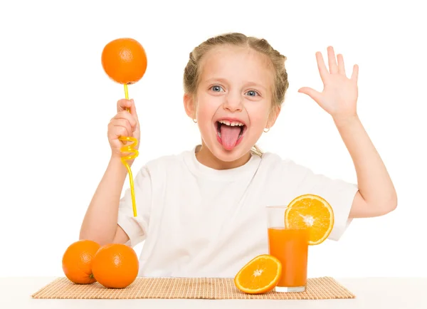 Kislány narancs ital gyümölcslé a szalma — Stock Fotó
