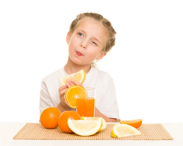 Menina com laranjas beber suco — Fotografia de Stock