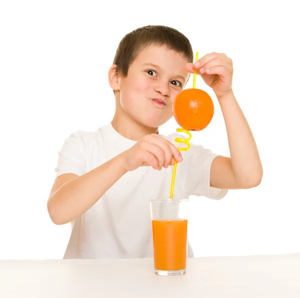 Αγόρι ποτό χυμό πορτοκάλι με ένα Καλαμάκι — Φωτογραφία Αρχείου