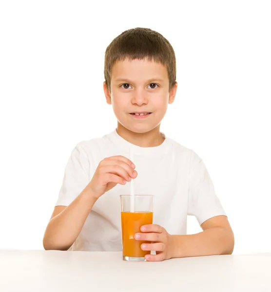 Menino beber suco de laranja com uma palha — Fotografia de Stock