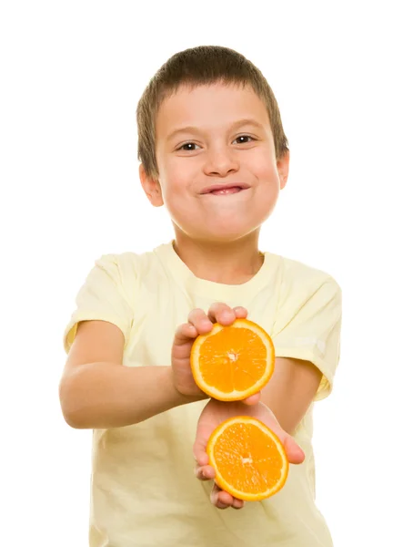 Мальчик с нарезанными апельсинами — стоковое фото