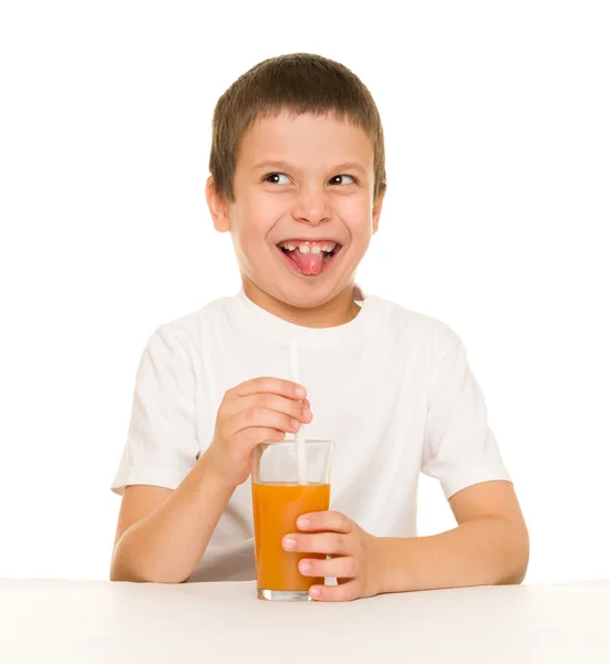 Pojke drink apelsin saft med sugrör — Stockfoto