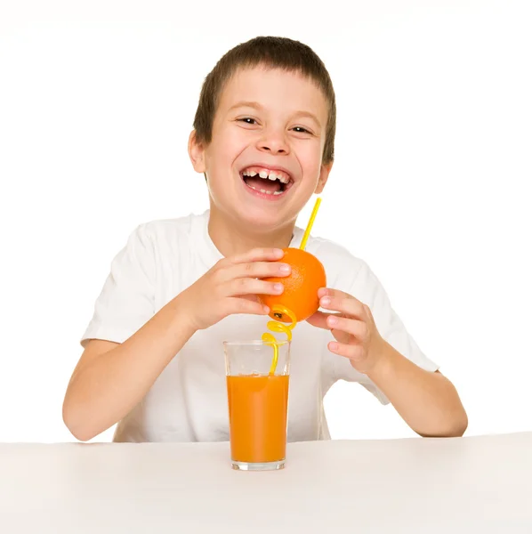 Ragazzo bere succo d'arancia con una cannuccia — Foto Stock