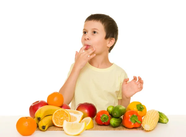 Menino com frutas e legumes — Fotografia de Stock