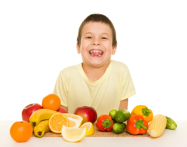 Fiú, a gyümölcsök és zöldségek — Stock Fotó