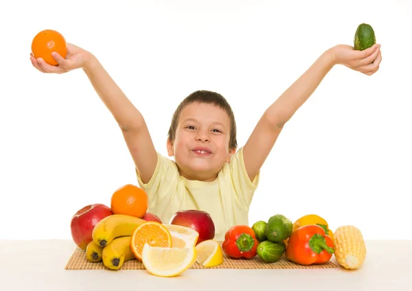 Jongen met groenten en fruit — Stockfoto