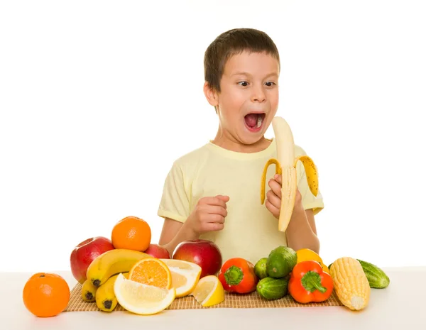 Ragazzo con frutta e verdura — Foto Stock