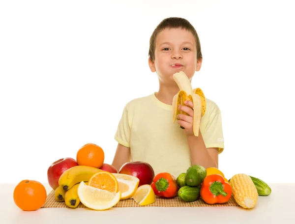 Ragazzo con frutta e verdura — Foto Stock