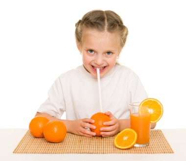 küçük kız ile portakal suyu bir saman ile iç