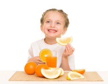 portakal İçecek suyu ile küçük kız