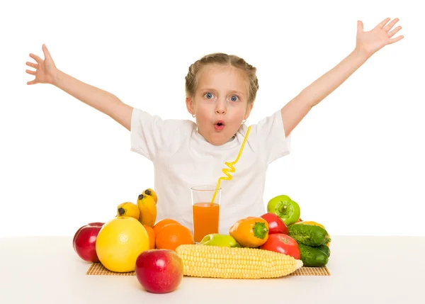 Маленька дівчинка з фруктами та овочами — стокове фото