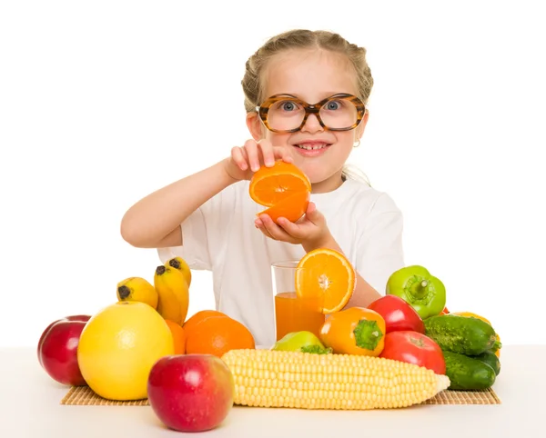 Menina com frutas e legumes — Fotografia de Stock