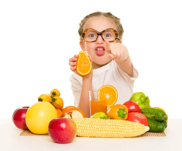 Κοριτσάκι με φρούτα και λαχανικά κάνει χυμό — Φωτογραφία Αρχείου
