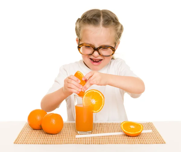 Kleines Mädchen mit Obst und Gemüse macht Saft — Stockfoto