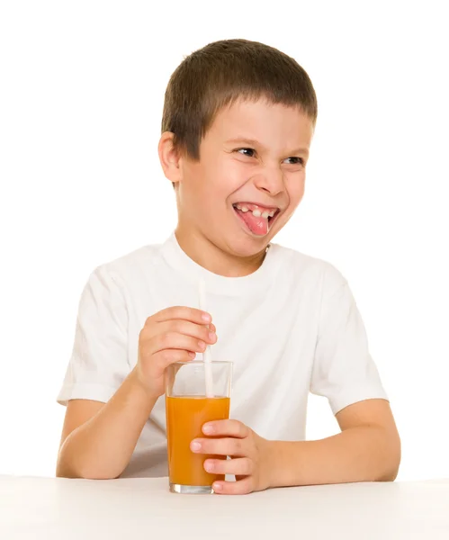 Pojke drink apelsin saft med sugrör — Stockfoto