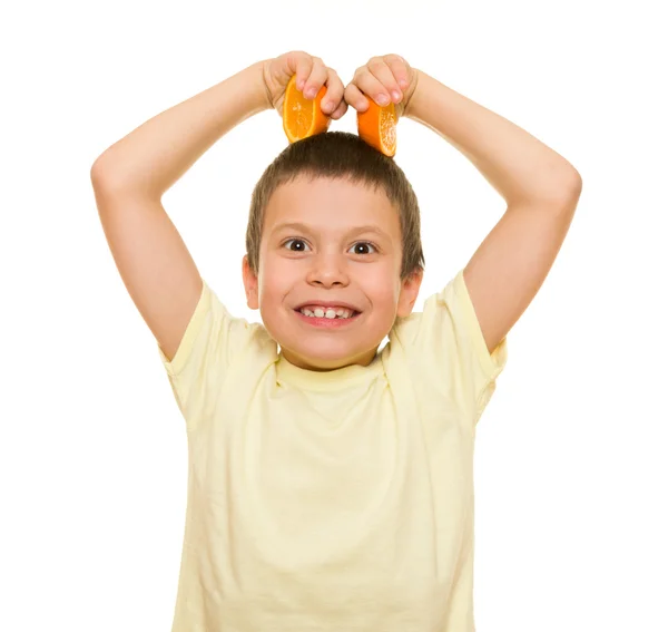 Jongen met gesneden sinaasappelen — Stockfoto