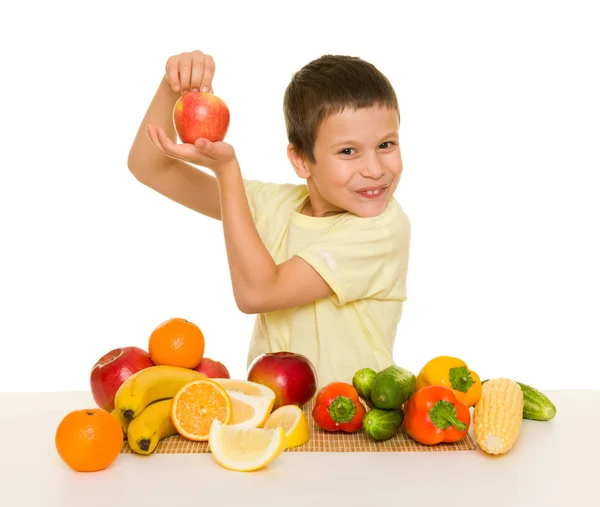 Pojke med frukt och grönsaker — Stockfoto