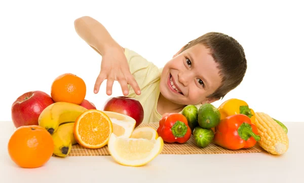 Garçon aux fruits et légumes — Photo